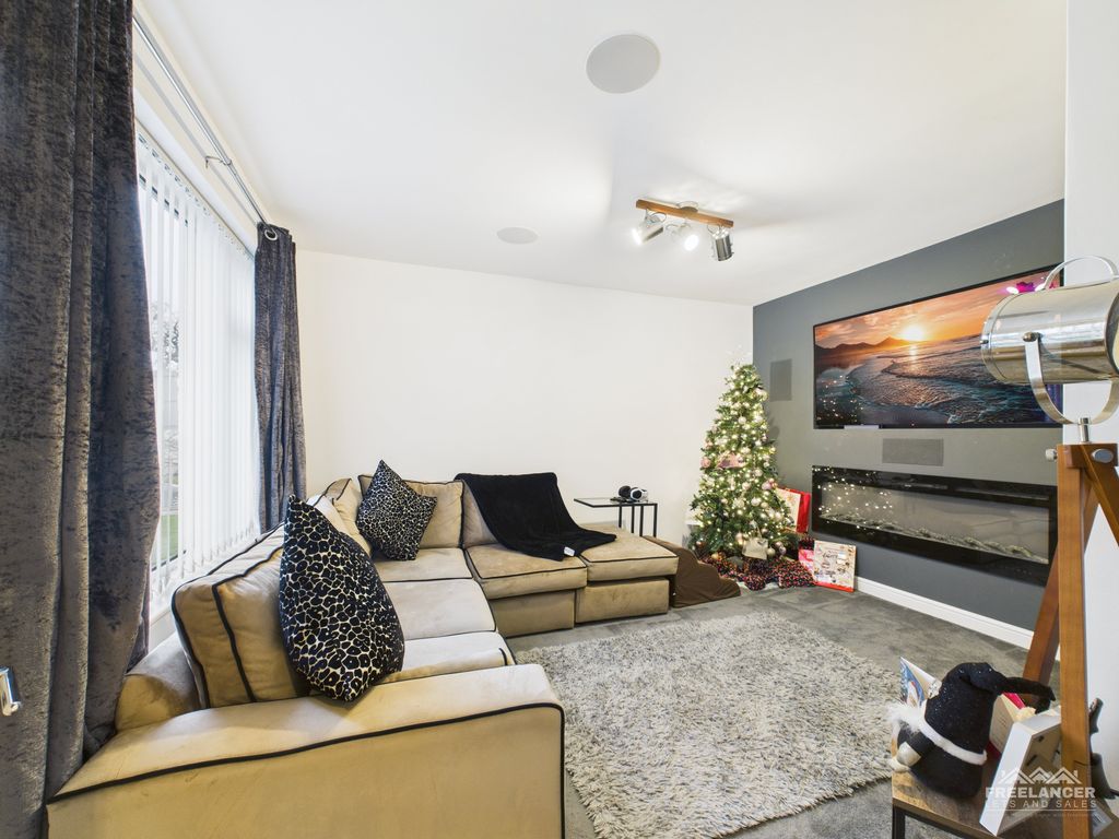 Property photo 2 of 21 Living Room