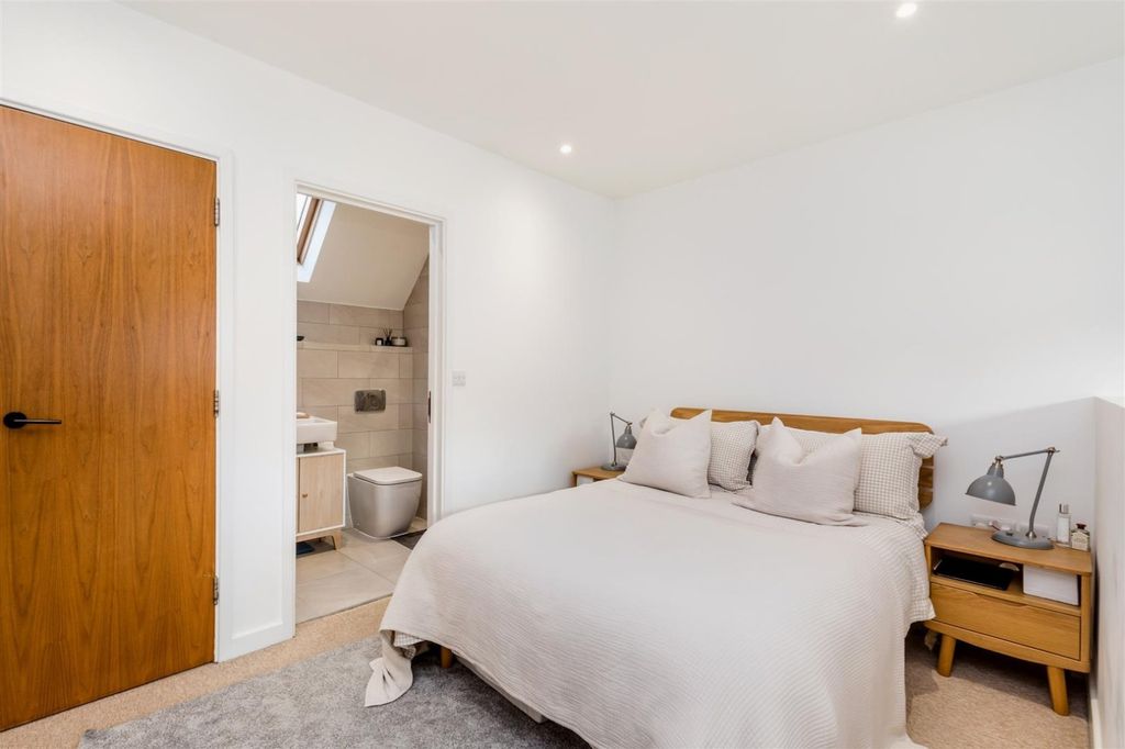 Property photo 2 of 13 Bedroom