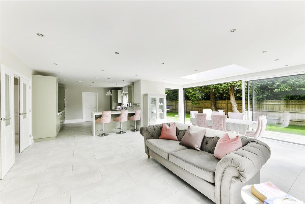 Property photo 2 of 41 Woodbury House- (15).Jpg