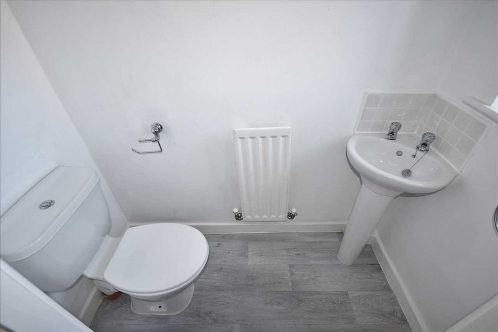Property photo 2 of 18 Cloakroom