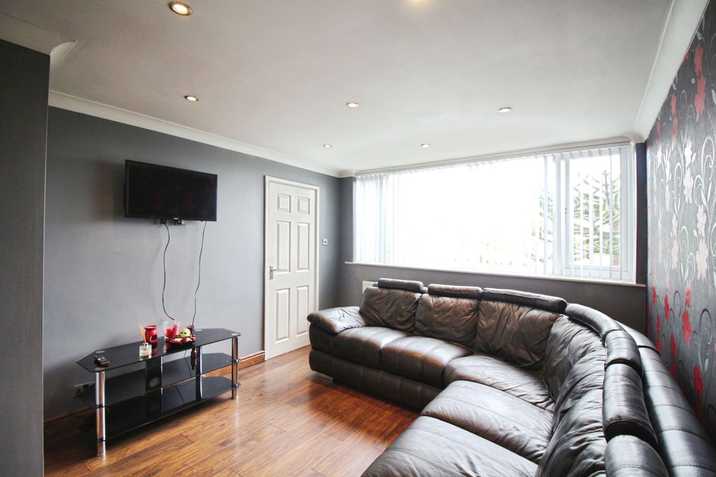Property photo 2 of 18 Lounge