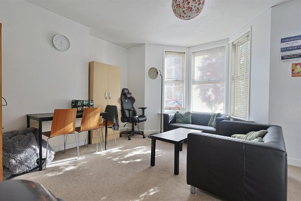 Property photo 2 of 16 Fdcf53A5-8292-4194-8435-C326Ba071D15_1_201_A.Jpeg