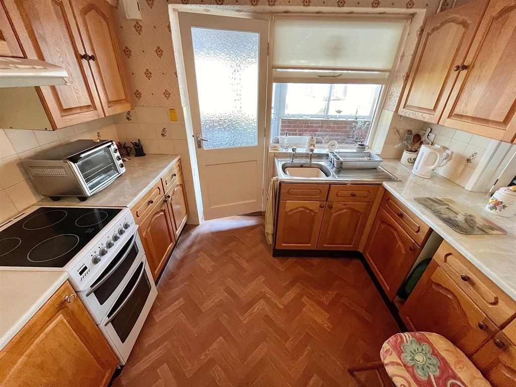 Property photo 3 of 14 Kitchen