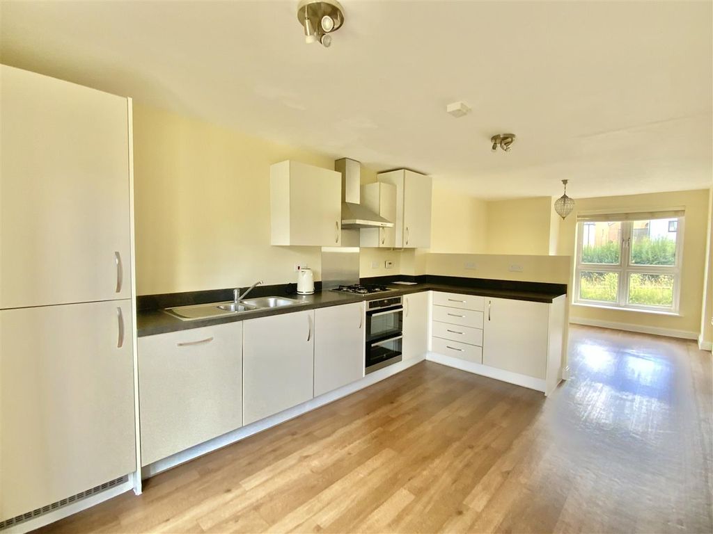 Property photo 3 of 17 Kitchen/ Dining Room