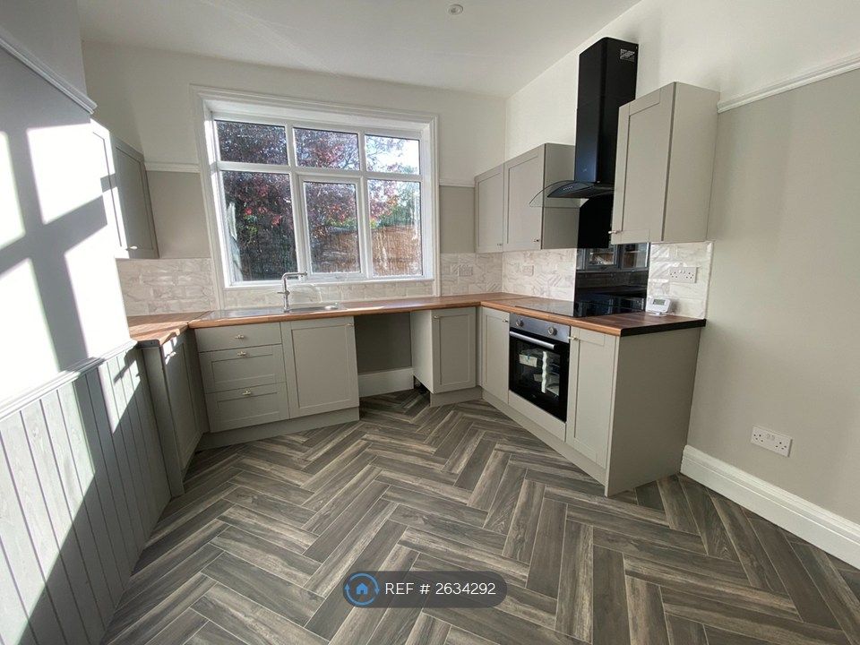 Property photo 3 of 12 Kitchen