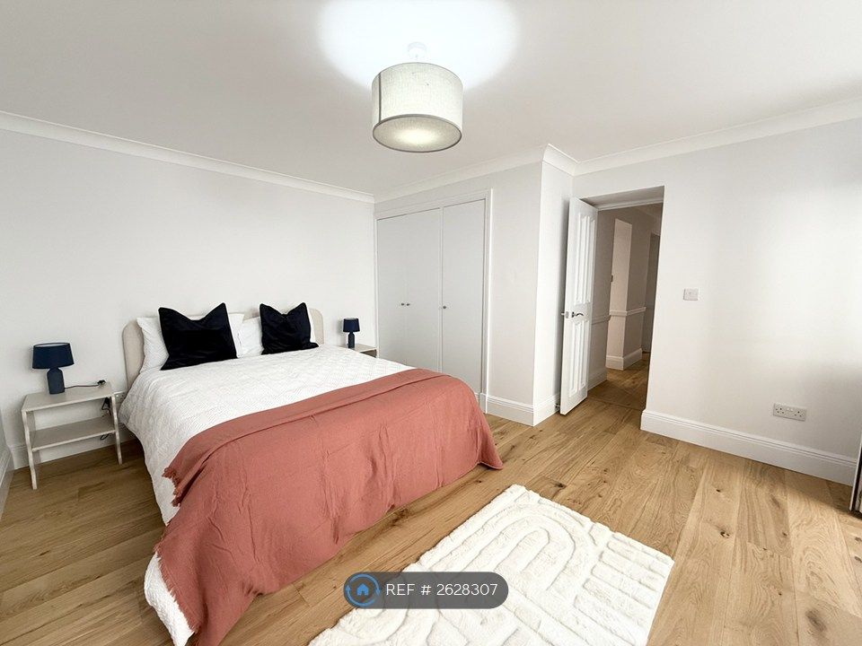 Property photo 3 of 18 Large Bedroom