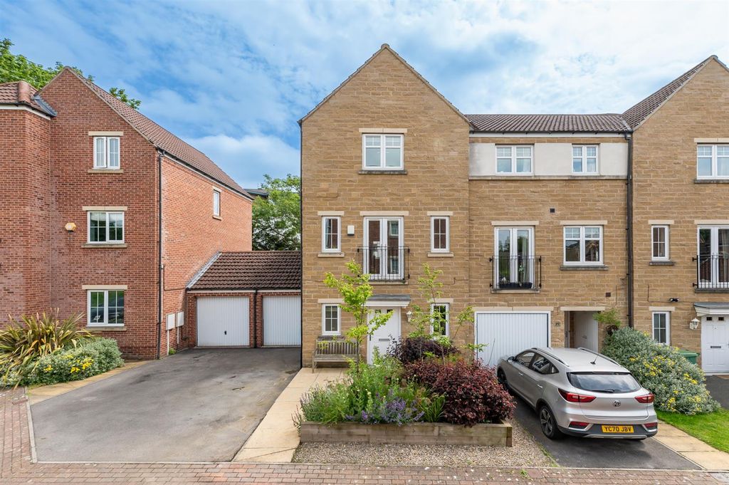 Property photo 1 of 27 St Martins Field