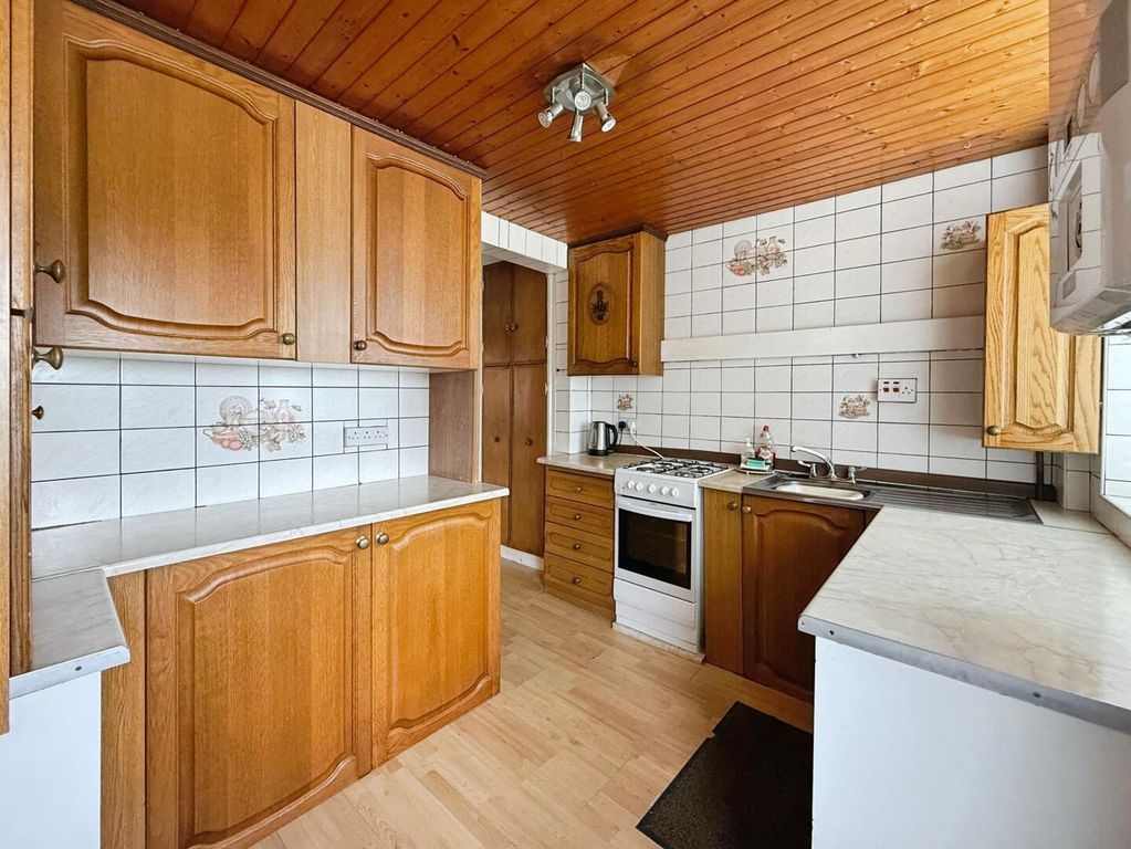 Property photo 3 of 18 Kitchen