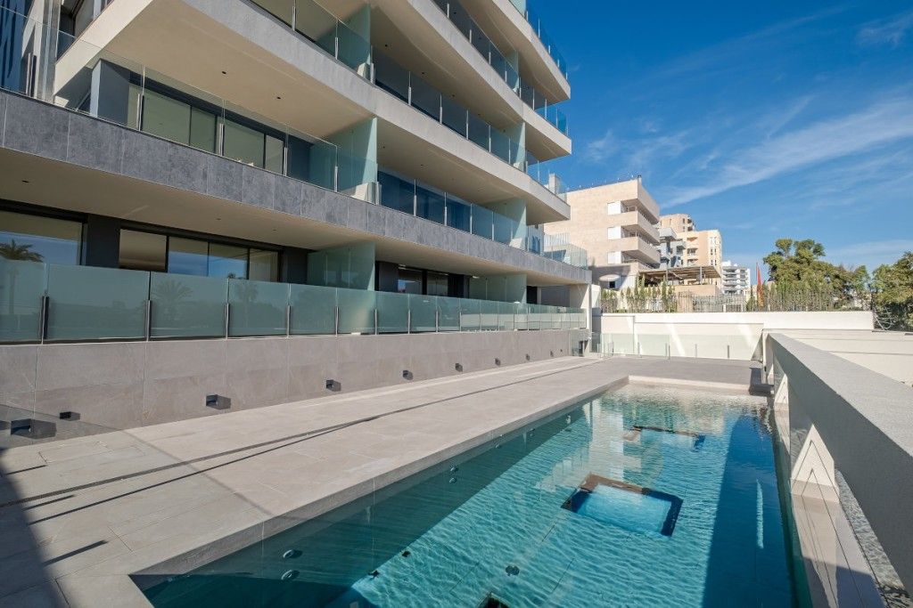Property photo 1 of 13 Swimming Pool (4)