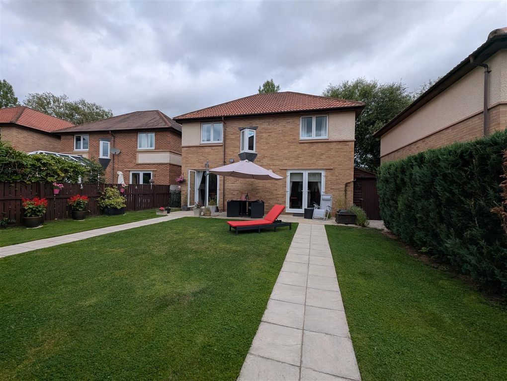 Property photo 1 of 18 Externally