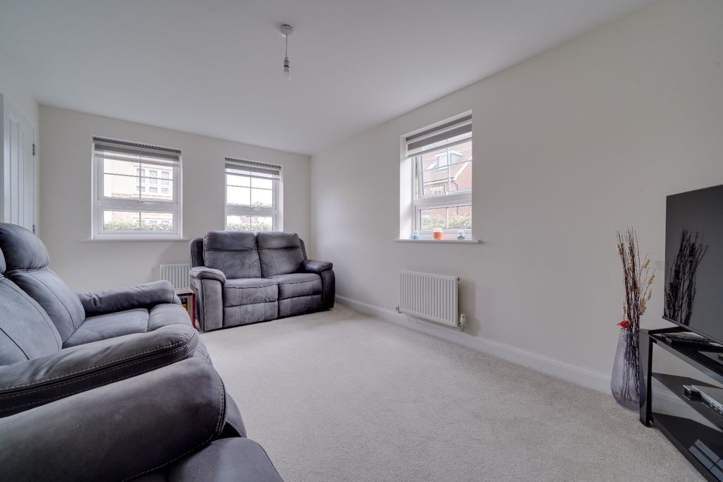 Property photo 2 of 15 4483611