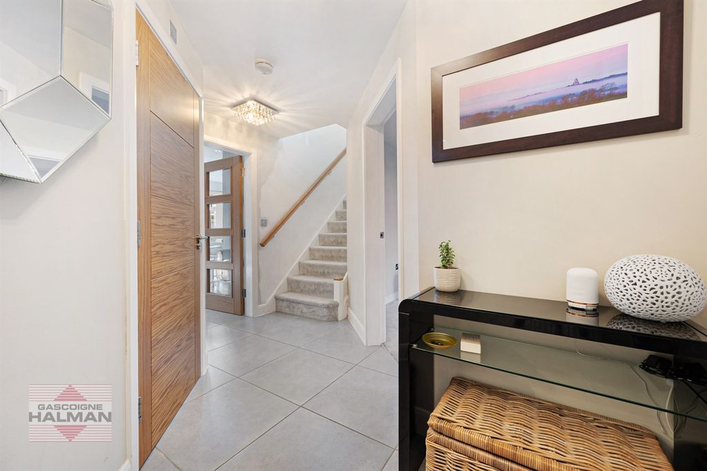 Property photo 2 of 19 Entrance Hall