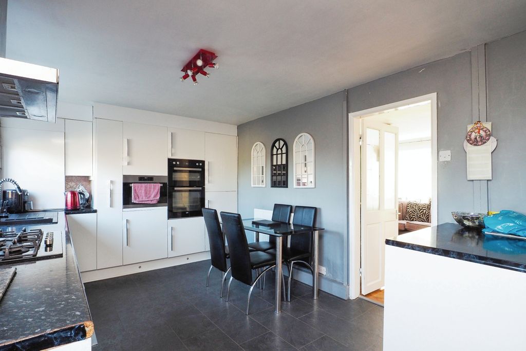 Property photo 2 of 17 Fitted Kitchen