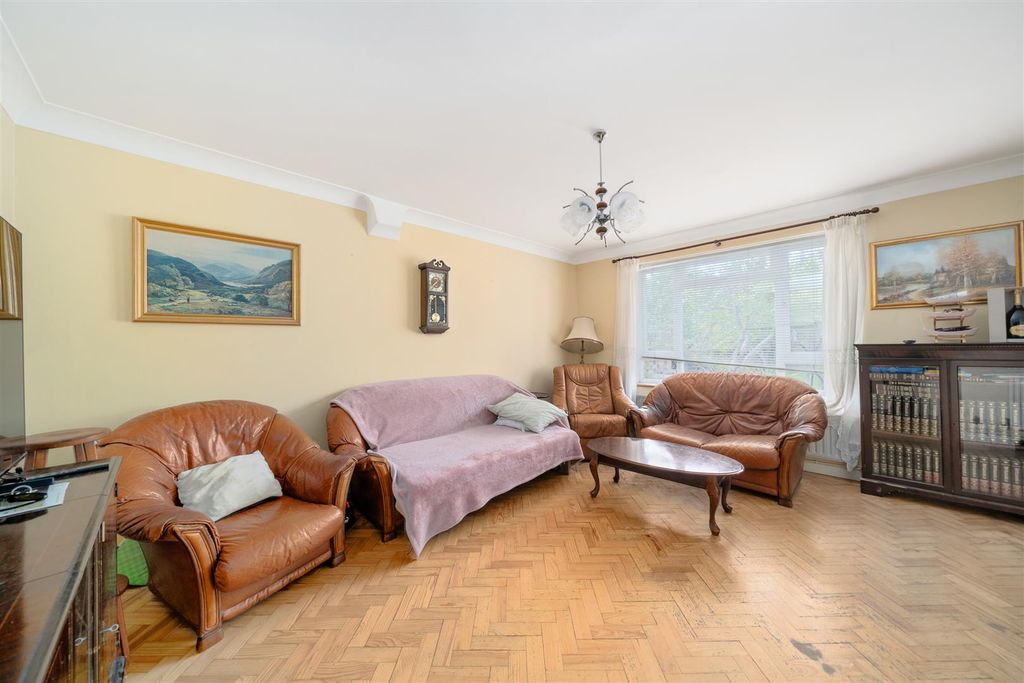 Property photo 2 of 13 Dunelm Ashridge Way Sm4
