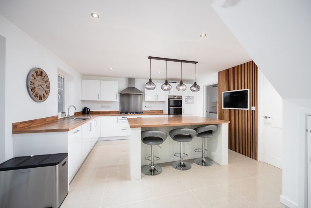 Property photo 2 of 25 2 Cheddington Grove, Hp22 7Ab-12
