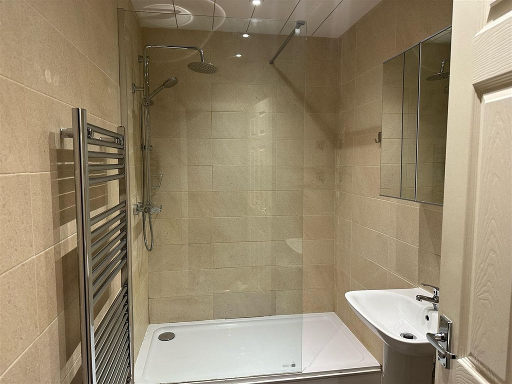 Property photo 3 of 9 Bathroom.Jpg