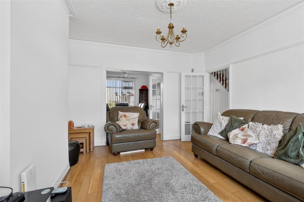 Property photo 2 of 18 1670375444 - 16 Macclesfield Road, Se25 -7.Jpg