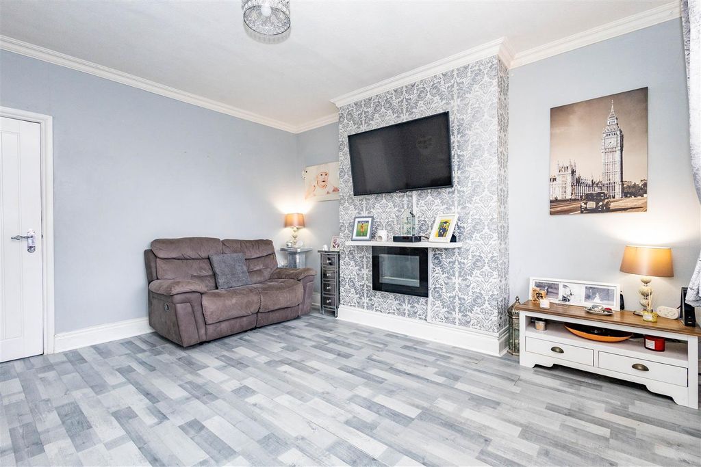 Property photo 3 of 16 Lounge