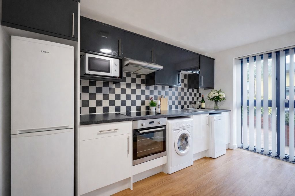 Property photo 1 of 7 Photo 2