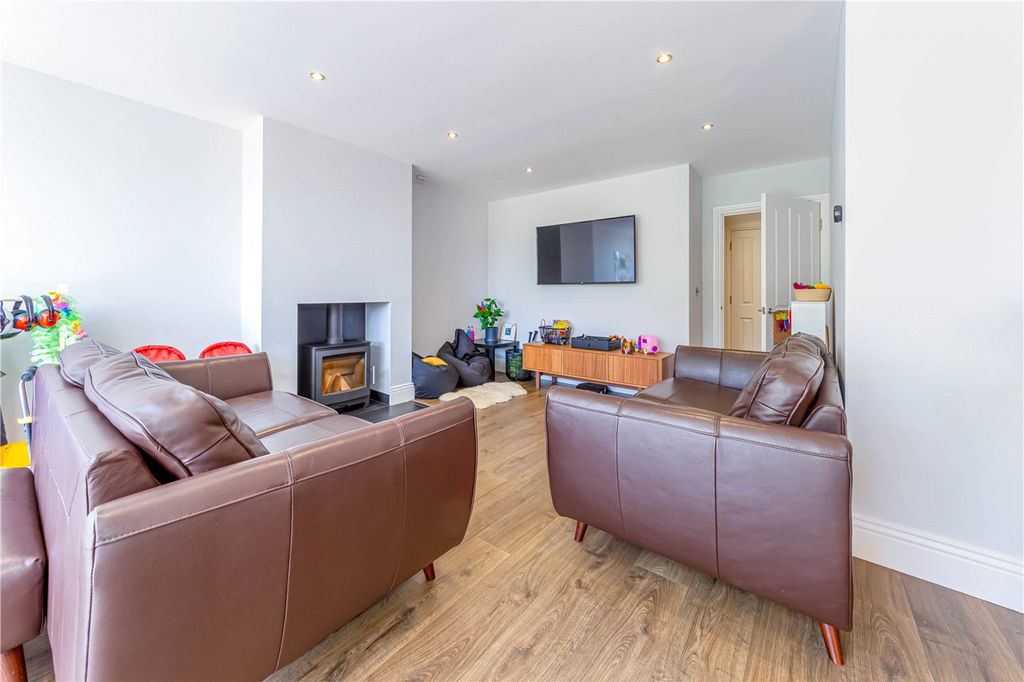 Property photo 3 of 31 Living Room