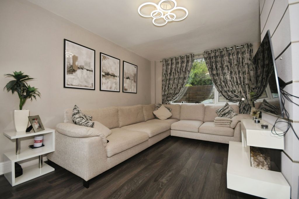 Property photo 2 of 17 Photo