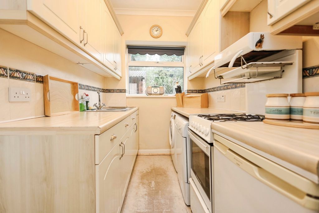 Property photo 3 of 18 Kitchen