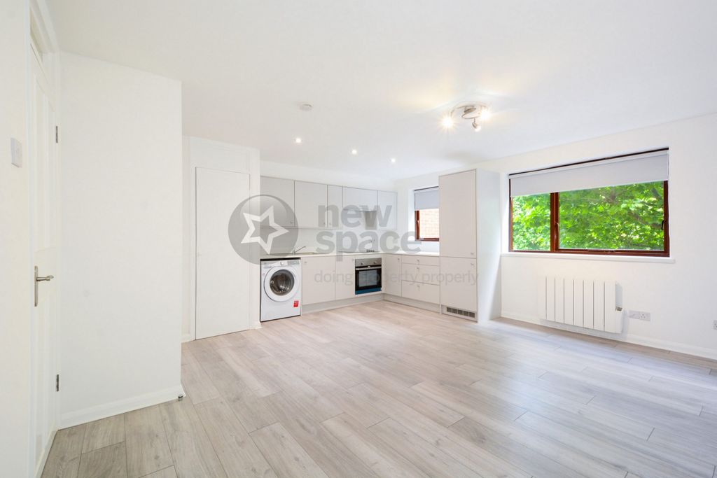 Property photo 1 of 12 Photo 4