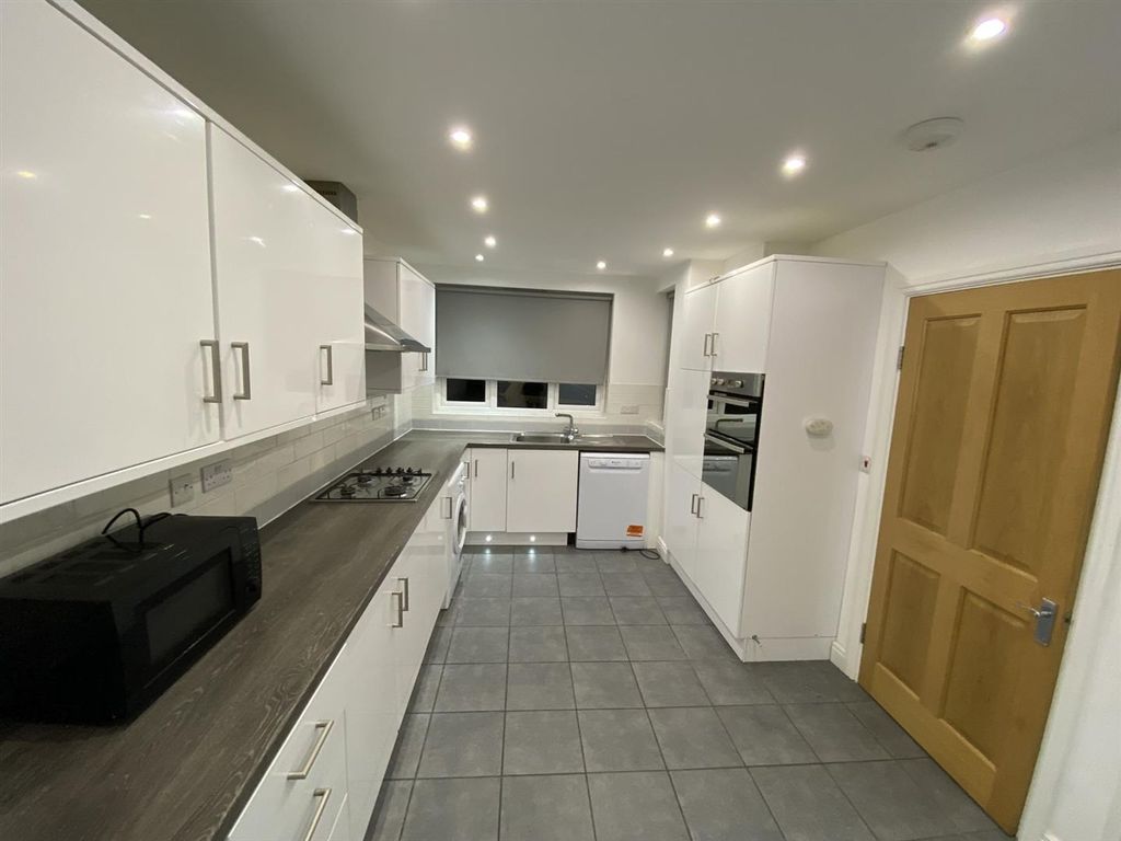 Property photo 2 of 3 Hurstbourne Gdns Ig11