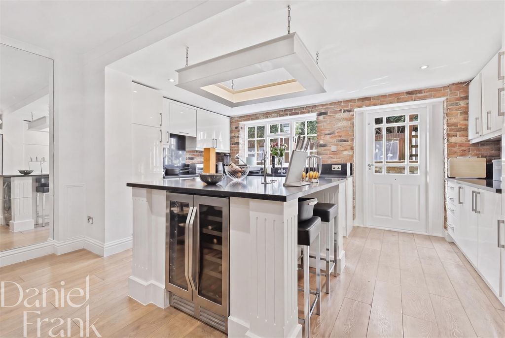Property photo 2 of 40