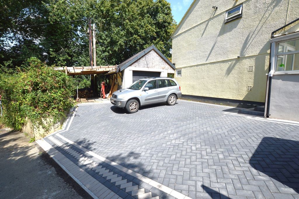 Property photo 3 of 13 Driveway