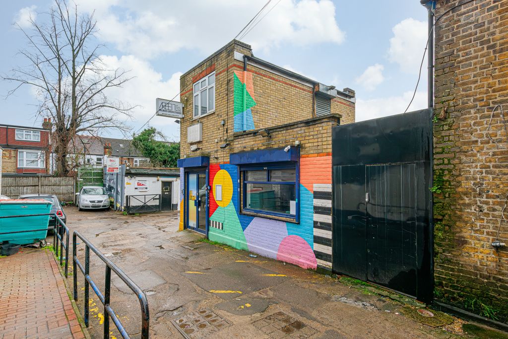 Property photo 2 of 12 Green Lanes 310C-002