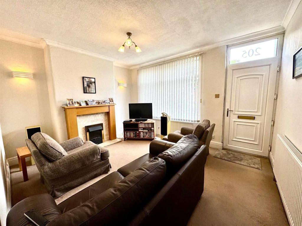 Property photo 3 of 11 Lounge