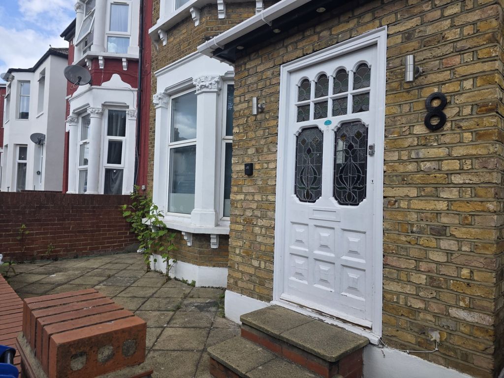 Property photo 1 of 7 Flat For Rent