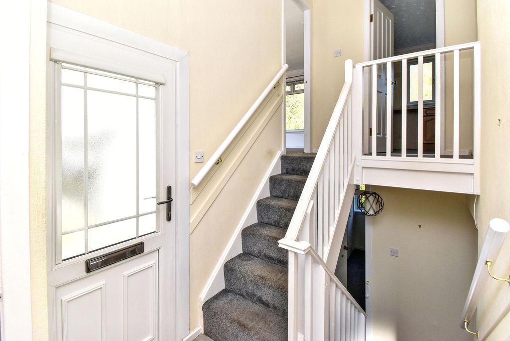 Property photo 2 of 13 Entrance / Hallway