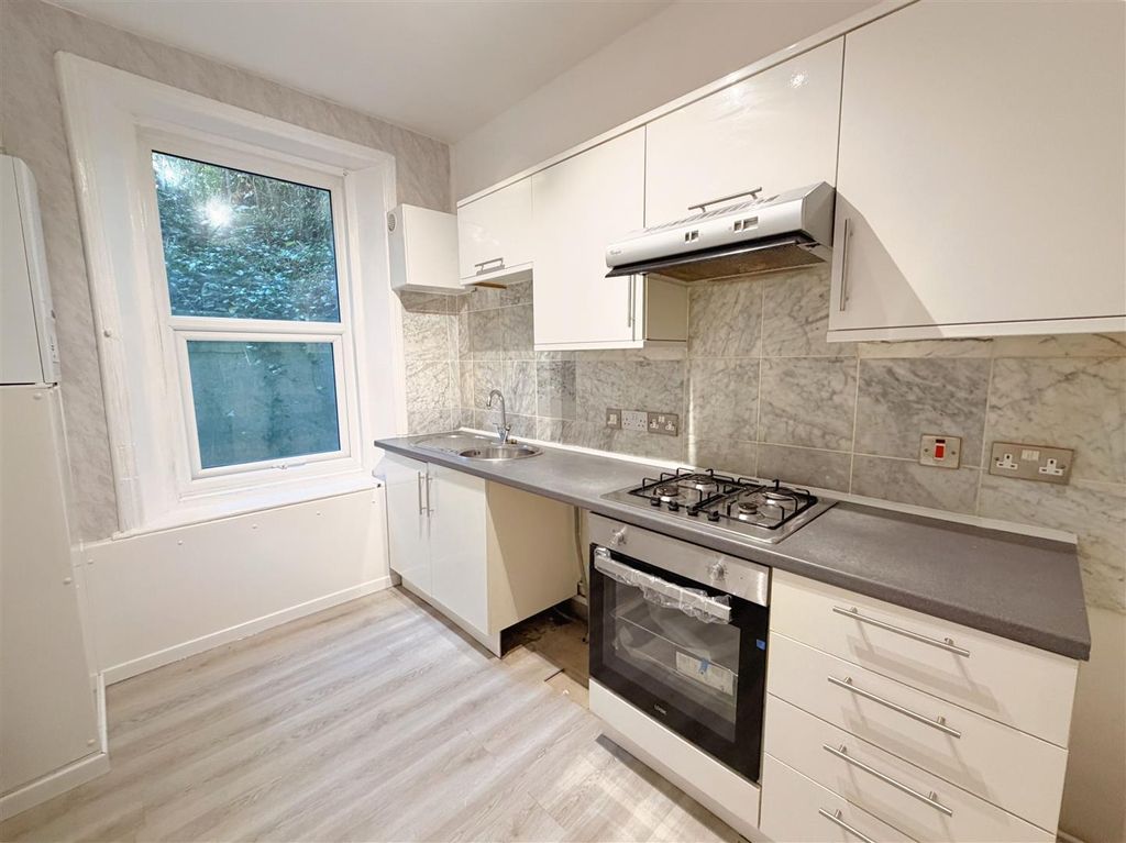 Property photo 3 of 6 Kitchen