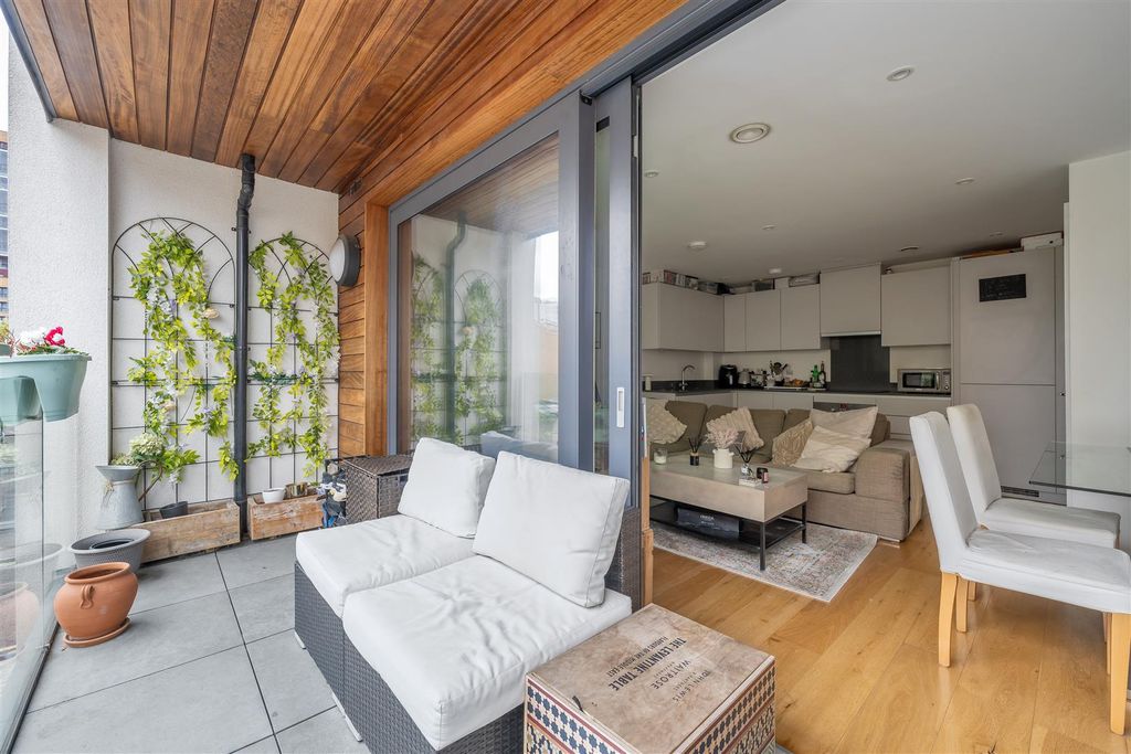 Property photo 3 of 15 Dalston Lane, E8