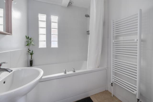 Property photo 2 of 18 Bathroom