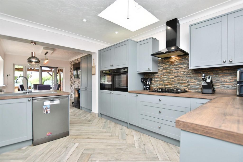 Property photo 3 of 31 Open Plan Family Dining Kitchen