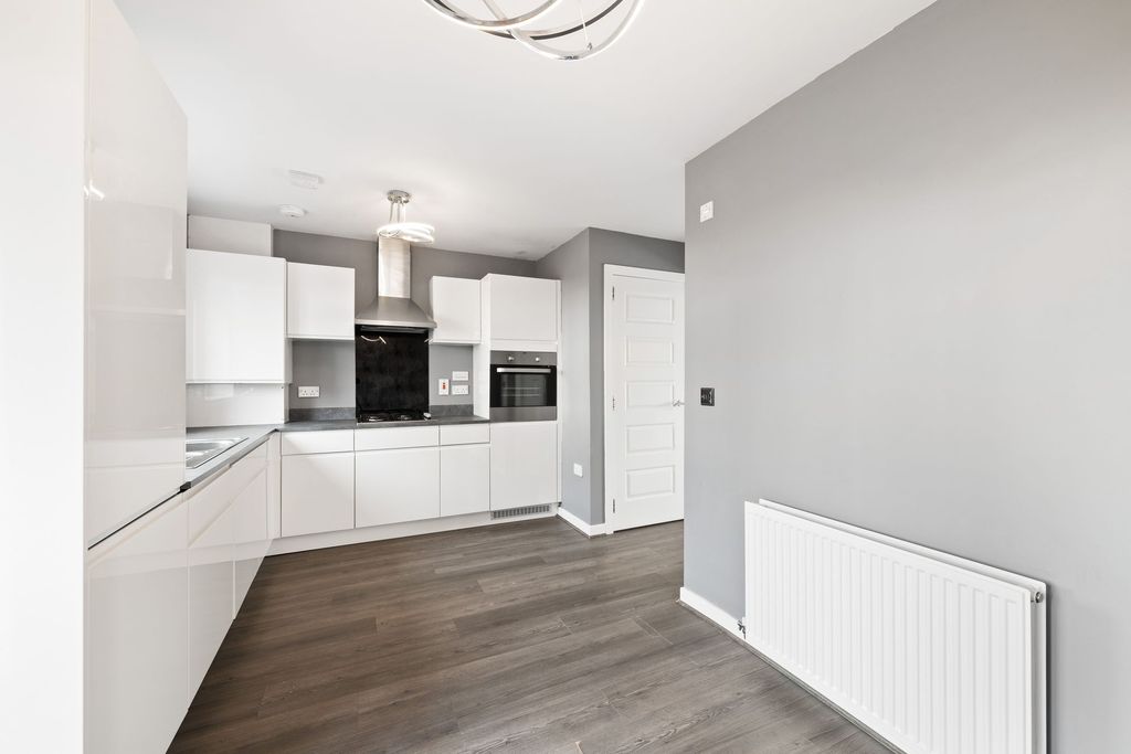 Property photo 3 of 32 Kitchen/ Dining Area