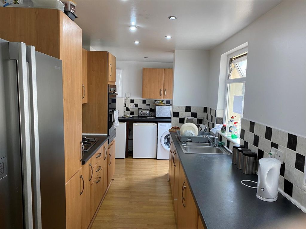 Property photo 3 of 6 Communal Kitchen.Jpg