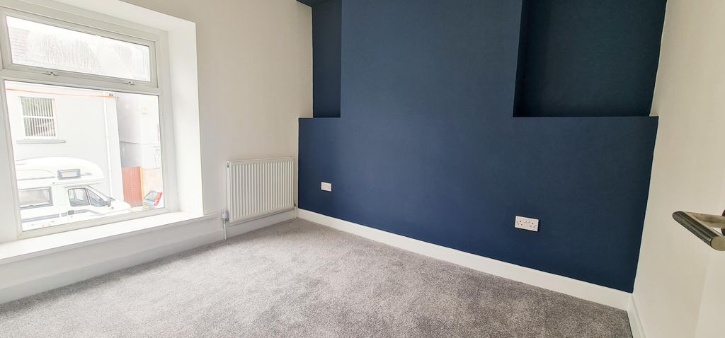 Property photo 3 of 6 Living Room