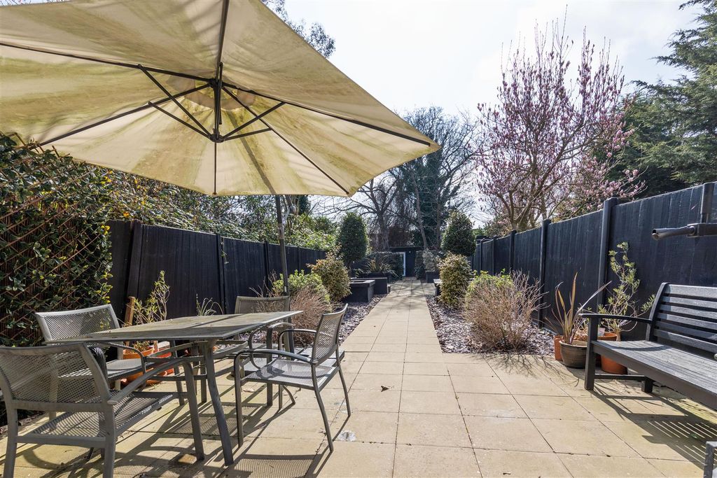 Property photo 2 of 31 Maybank Road, E18