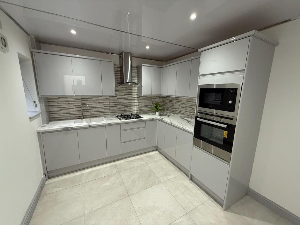 Property photo 3 of 16 Dining Kitchen