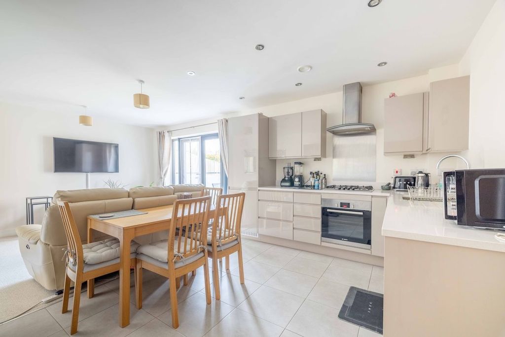 Property photo 1 of 11 Kitchen / Dining Space