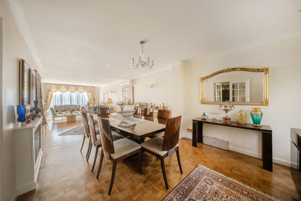 Property photo 2 of 21 Sitting/Dining Room