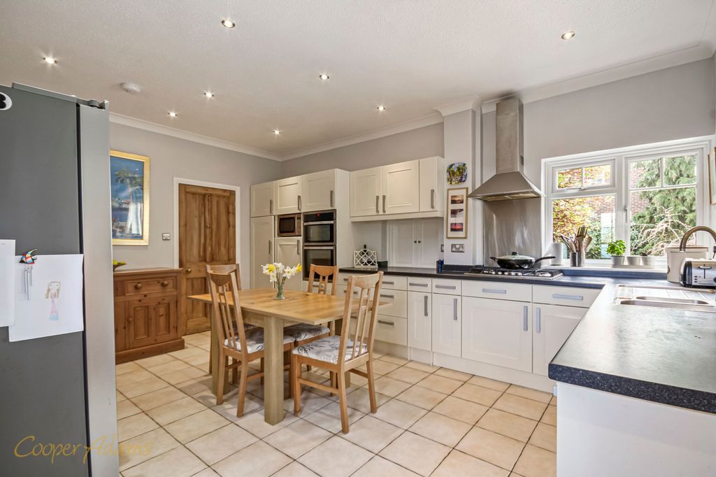 Property photo 3 of 21 Kitchen/Breakfast Room