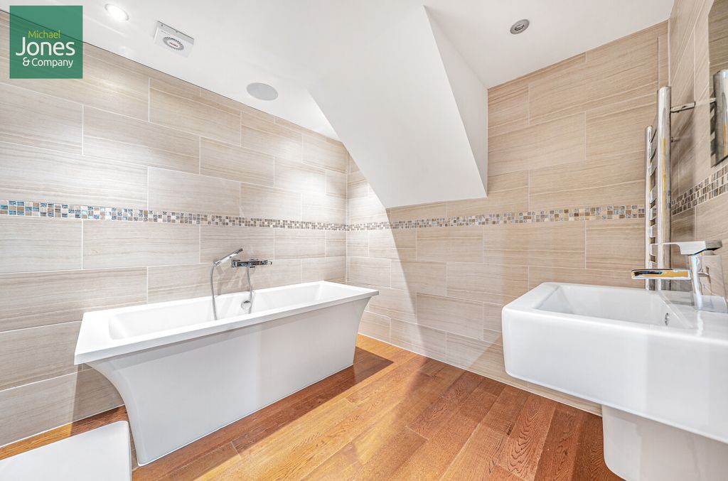 Property photo 3 of 12 Bathroom