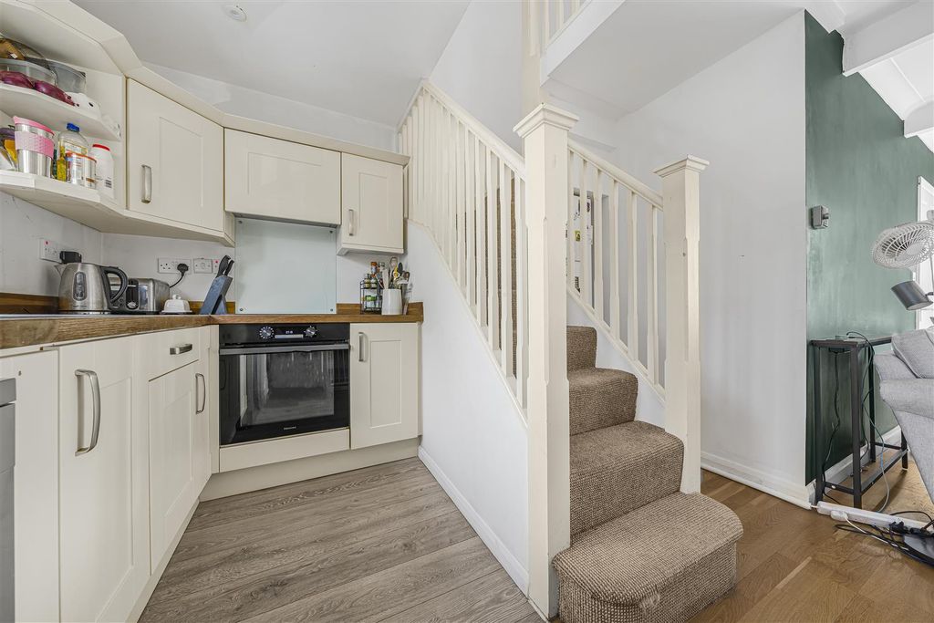 Property photo 3 of 11 25 Peel Cl, Windsor Sl4 3Nw5.Jpg