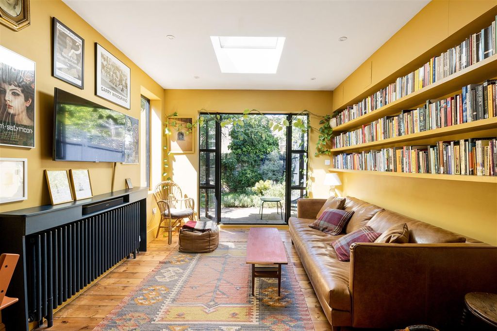 Property photo 2 of 34 Cleveleys Road, E5