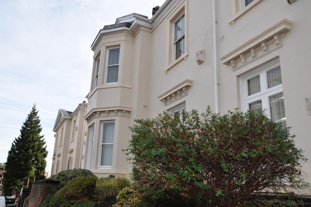 Property photo 1 of 24 Elegant Cream-Colored Terraced House With Classic ...
